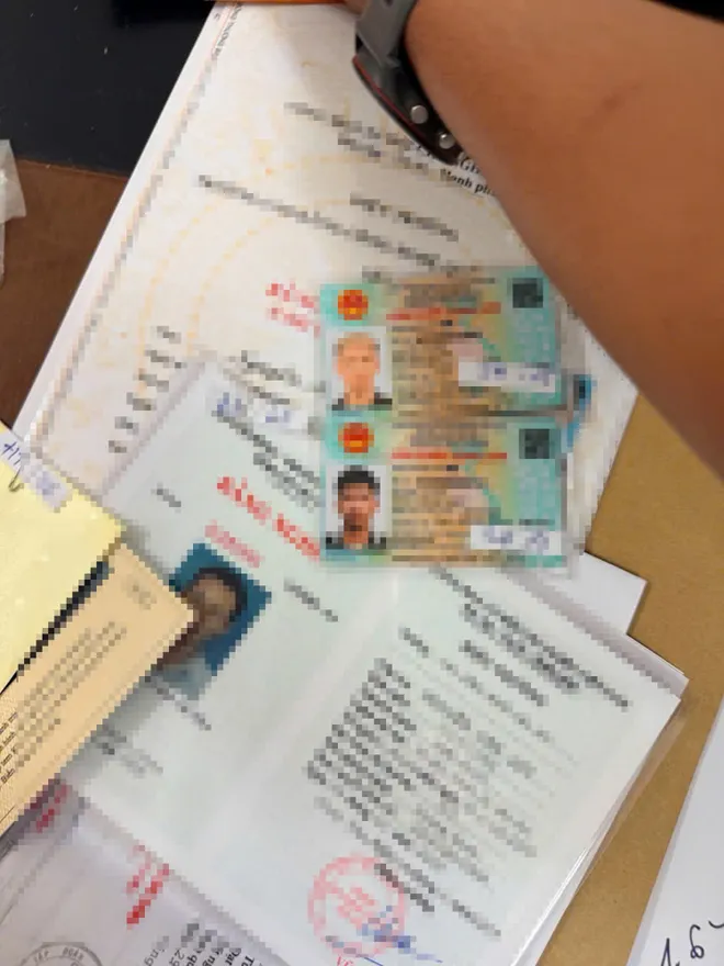 Triệt phá đường dây xuyên quốc gia làm giả gần 10.000 con dấu, tài liệu của cơ quan, tổ chức - Ảnh 3.