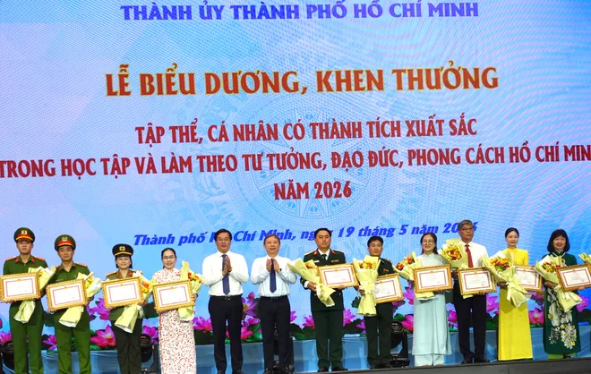 T&ocirc;n vinh những tấm gương điển h&igrave;nh trong học tập v&agrave; l&agrave;m theo đạo đức, phong c&aacute;ch Hồ Ch&iacute; Minh - Ảnh 6.