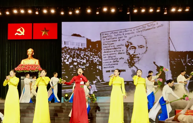 T&ocirc;n vinh những tấm gương điển h&igrave;nh trong học tập v&agrave; l&agrave;m theo đạo đức, phong c&aacute;ch Hồ Ch&iacute; Minh - Ảnh 14.