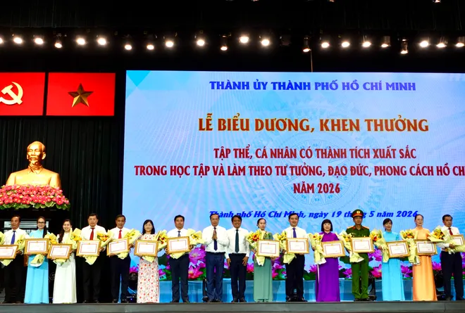 T&ocirc;n vinh những tấm gương điển h&igrave;nh trong học tập v&agrave; l&agrave;m theo đạo đức, phong c&aacute;ch Hồ Ch&iacute; Minh - Ảnh 4.