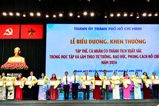 T&ocirc;n vinh những tấm gương điển h&igrave;nh trong học tập v&agrave; l&agrave;m theo đạo đức, phong c&aacute;ch Hồ Ch&iacute; Minh - Ảnh 5.