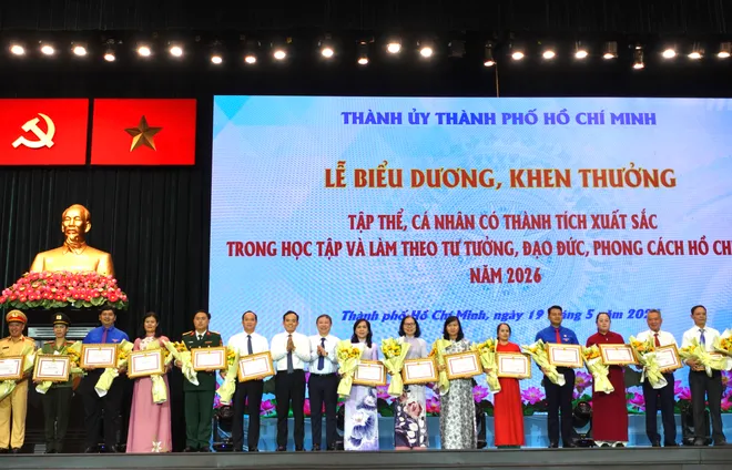 T&ocirc;n vinh những tấm gương điển h&igrave;nh trong học tập v&agrave; l&agrave;m theo đạo đức, phong c&aacute;ch Hồ Ch&iacute; Minh - Ảnh 3.