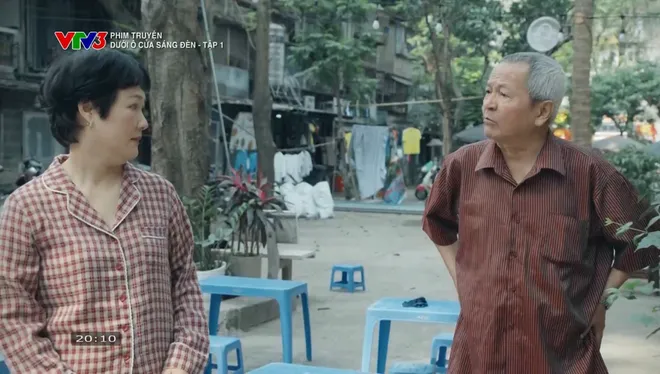 Dưới &ocirc; cửa s&aacute;ng đ&egrave;n - Tập 1: Khu tập thể cũ n&aacute;o loạn v&igrave; chiếc nồi lẩu điện gi&aacute; rẻ - Ảnh 5.