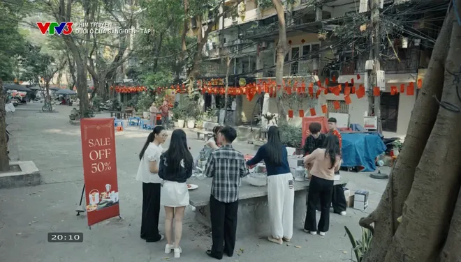 Dưới &ocirc; cửa s&aacute;ng đ&egrave;n - Tập 1: Khu tập thể cũ n&aacute;o loạn v&igrave; chiếc nồi lẩu điện gi&aacute; rẻ - Ảnh 3.
