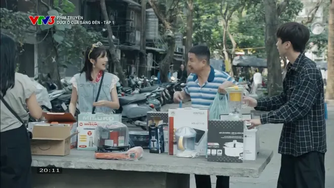 Dưới &ocirc; cửa s&aacute;ng đ&egrave;n - Tập 1: Khu tập thể cũ n&aacute;o loạn v&igrave; chiếc nồi lẩu điện gi&aacute; rẻ - Ảnh 4.