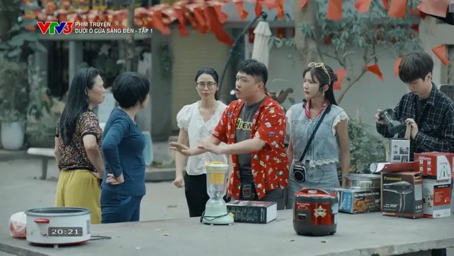 Dưới &ocirc; cửa s&aacute;ng đ&egrave;n - Tập 1: Khu tập thể cũ n&aacute;o loạn v&igrave; chiếc nồi lẩu điện gi&aacute; rẻ - Ảnh 8.