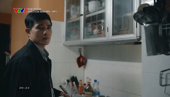 Dưới &ocirc; cửa s&aacute;ng đ&egrave;n - Tập 1: Khu tập thể cũ n&aacute;o loạn v&igrave; chiếc nồi lẩu điện gi&aacute; rẻ - Ảnh 12.