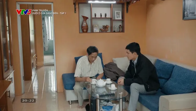 Dưới &ocirc; cửa s&aacute;ng đ&egrave;n - Tập 1: Khu tập thể cũ n&aacute;o loạn v&igrave; chiếc nồi lẩu điện gi&aacute; rẻ - Ảnh 10.