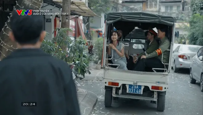 Dưới &ocirc; cửa s&aacute;ng đ&egrave;n - Tập 1: Khu tập thể cũ n&aacute;o loạn v&igrave; chiếc nồi lẩu điện gi&aacute; rẻ - Ảnh 9.