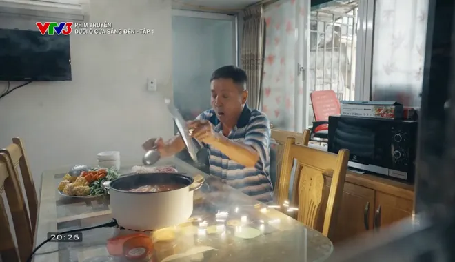 Dưới &ocirc; cửa s&aacute;ng đ&egrave;n - Tập 1: Khu tập thể cũ n&aacute;o loạn v&igrave; chiếc nồi lẩu điện gi&aacute; rẻ - Ảnh 14.