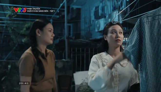 Dưới &ocirc; cửa s&aacute;ng đ&egrave;n - Tập 1: Khu tập thể cũ n&aacute;o loạn v&igrave; chiếc nồi lẩu điện gi&aacute; rẻ - Ảnh 21.