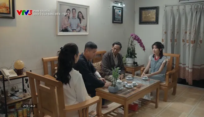Dưới &ocirc; cửa s&aacute;ng đ&egrave;n - Tập 1: Khu tập thể cũ n&aacute;o loạn v&igrave; chiếc nồi lẩu điện gi&aacute; rẻ - Ảnh 22.