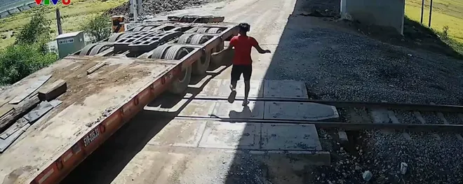 Phạt tài xế vượt đường ngang khi đèn đỏ bật sáng- Ảnh 3. Phạt tài xế vượt đường ngang khi đèn đỏ bật sáng- Ảnh 3.