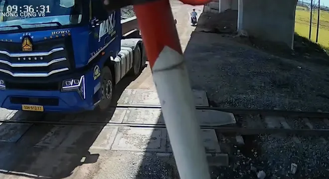 Phạt tài xế vượt đường ngang khi đèn đỏ bật sáng- Ảnh 2. Phạt tài xế vượt đường ngang khi đèn đỏ bật sáng- Ảnh 2.
