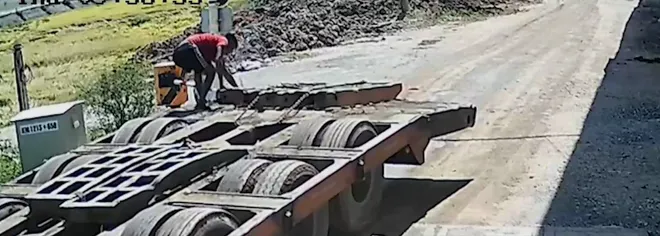 Phạt tài xế vượt đường ngang khi đèn đỏ bật sáng- Ảnh 4. Phạt tài xế vượt đường ngang khi đèn đỏ bật sáng- Ảnh 4.