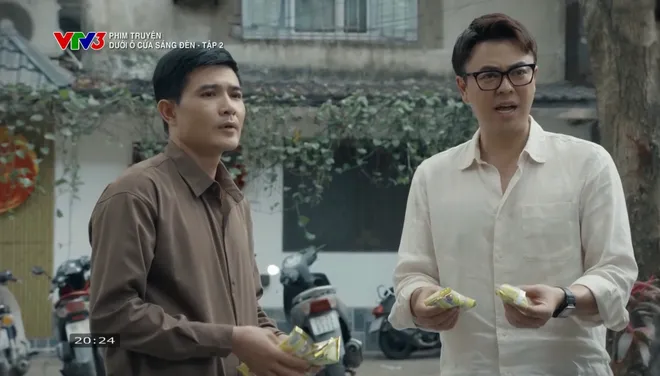 Dưới &ocirc; cửa s&aacute;ng đ&egrave;n - Tập 2: T&agrave;i v&agrave; Sinh hợp sức lật tẩy &ocirc;ng Cơ lươn lẹo - Ảnh 15.
