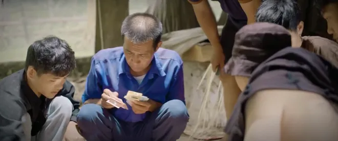 Lời hứa đầu tiên - Tập 11: Thiếu gia Hải Đăng dùng chiêu anh hùng cứu mỹ nhân với Vi Minh - Ảnh 1.