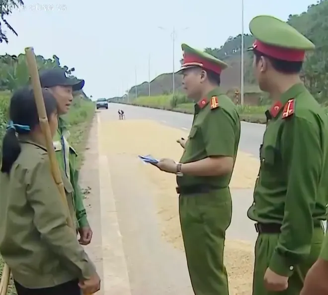 Hiểm nguy từ tình trạng phơi thóc, lúa trên lòng đường giao thông- Ảnh 5. Hiểm nguy từ tình trạng phơi thóc, lúa trên lòng đường giao thông- Ảnh 5.