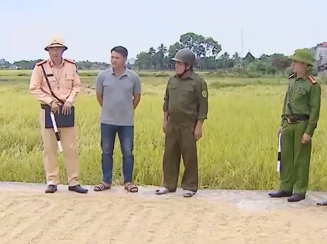 Hiểm nguy từ tình trạng phơi thóc, lúa trên lòng đường giao thông- Ảnh 4. Hiểm nguy từ tình trạng phơi thóc, lúa trên lòng đường giao thông- Ảnh 4.