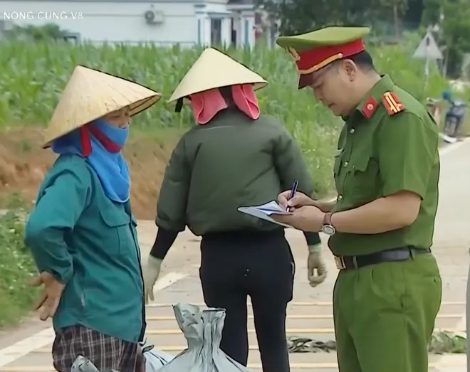Hiểm nguy từ tình trạng phơi thóc, lúa trên lòng đường giao thông- Ảnh 6. Hiểm nguy từ tình trạng phơi thóc, lúa trên lòng đường giao thông- Ảnh 6.