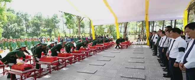 Thủ tướng Chính phủ Lê Minh Hưng cùng lãnh đạo các Bộ ngành, địa phương dâng hương tưởng niệm và tri ân các anh hùng liệt sĩ- Ảnh 2. Thủ tướng Chính phủ Lê Minh Hưng cùng lãnh đạo các Bộ ngành, địa phương dâng hương tưởng niệm và tri ân các anh hùng liệt sĩ- Ảnh 2.