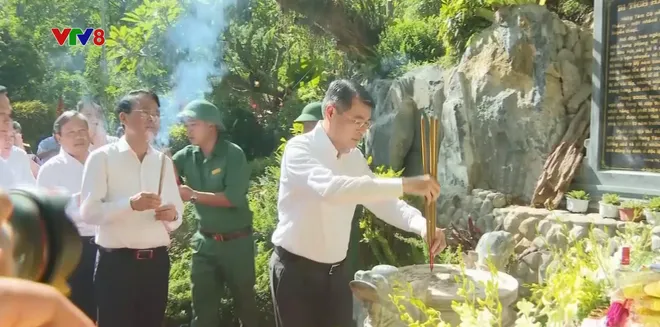 Thủ tướng Chính phủ Lê Minh Hưng cùng lãnh đạo các Bộ ngành, địa phương dâng hương tưởng niệm và tri ân các anh hùng liệt sĩ- Ảnh 5. Thủ tướng Chính phủ Lê Minh Hưng cùng lãnh đạo các Bộ ngành, địa phương dâng hương tưởng niệm và tri ân các anh hùng liệt sĩ- Ảnh 5.