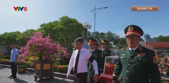 Thủ tướng Chính phủ Lê Minh Hưng cùng lãnh đạo các Bộ ngành, địa phương dâng hương tưởng niệm và tri ân các anh hùng liệt sĩ- Ảnh 3. Thủ tướng Chính phủ Lê Minh Hưng cùng lãnh đạo các Bộ ngành, địa phương dâng hương tưởng niệm và tri ân các anh hùng liệt sĩ- Ảnh 3.