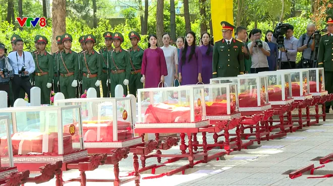 Lễ viếng, truy điệu và an táng hài cốt liệt sĩ quân tình nguyện và chuyên gia Việt Nam hy sinh tại Nước Cộng hòa Dân chủ Nhân dân Lào- Ảnh 2. Lễ viếng, truy điệu và an táng hài cốt liệt sĩ quân tình nguyện và chuyên gia Việt Nam hy sinh tại Nước Cộng hòa Dân chủ Nhân dân Lào- Ảnh 2.