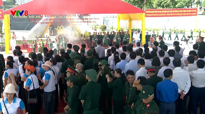 Lễ viếng, truy điệu và an táng hài cốt liệt sĩ quân tình nguyện và chuyên gia Việt Nam hy sinh tại Nước Cộng hòa Dân chủ Nhân dân Lào- Ảnh 16. Lễ viếng, truy điệu và an táng hài cốt liệt sĩ quân tình nguyện và chuyên gia Việt Nam hy sinh tại Nước Cộng hòa Dân chủ Nhân dân Lào- Ảnh 16.