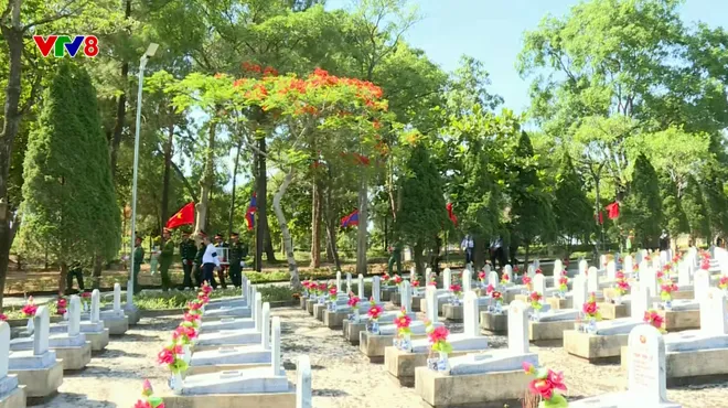 Lễ viếng, truy điệu và an táng hài cốt liệt sĩ quân tình nguyện và chuyên gia Việt Nam hy sinh tại Nước Cộng hòa Dân chủ Nhân dân Lào- Ảnh 12. Lễ viếng, truy điệu và an táng hài cốt liệt sĩ quân tình nguyện và chuyên gia Việt Nam hy sinh tại Nước Cộng hòa Dân chủ Nhân dân Lào- Ảnh 12.
