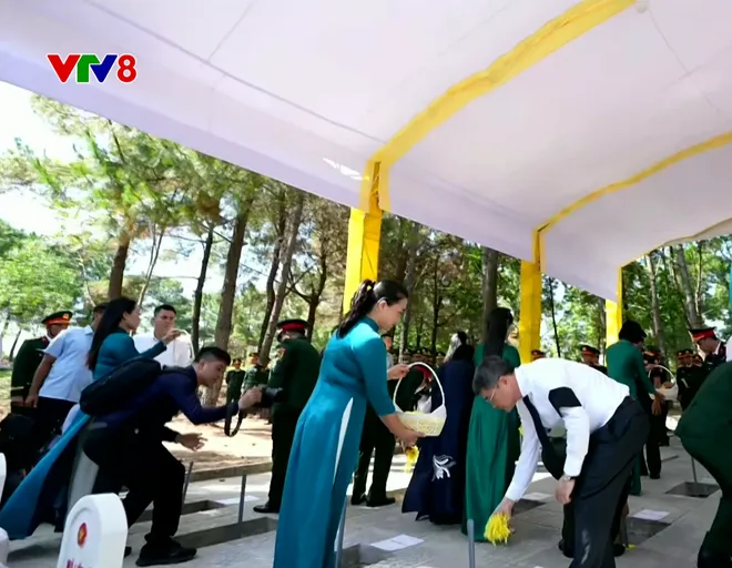 Lễ viếng, truy điệu và an táng hài cốt liệt sĩ quân tình nguyện và chuyên gia Việt Nam hy sinh tại Nước Cộng hòa Dân chủ Nhân dân Lào- Ảnh 15. Lễ viếng, truy điệu và an táng hài cốt liệt sĩ quân tình nguyện và chuyên gia Việt Nam hy sinh tại Nước Cộng hòa Dân chủ Nhân dân Lào- Ảnh 15.