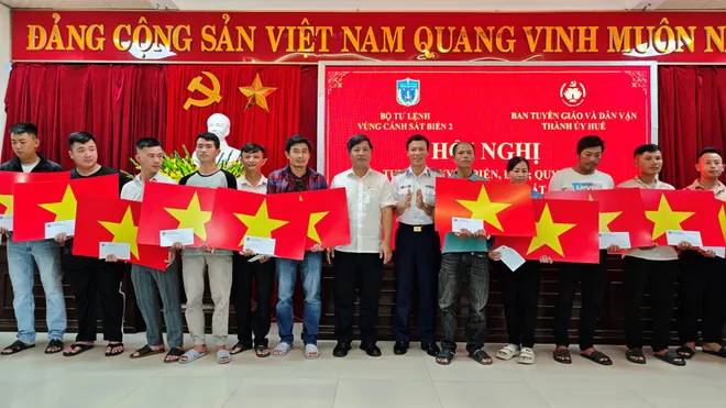 Vùng Cảnh sát biển 2 tuyên truyền IUUcho hơn 100 ngư dân phường Thuận An, thành phố Huế - Ảnh 3.