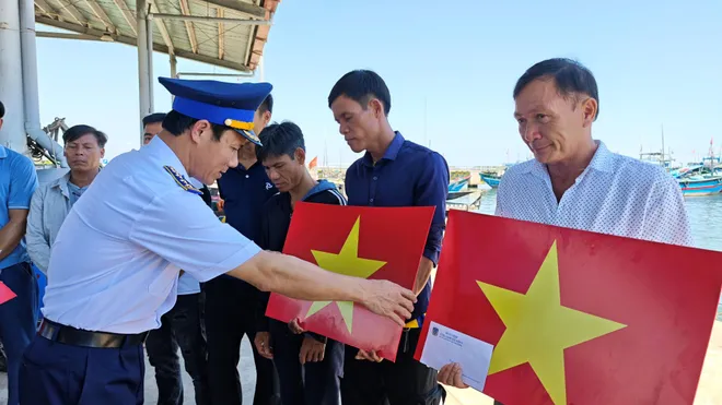 Vùng Cảnh sát biển 2 tuyên truyền IUUcho hơn 100 ngư dân phường Thuận An, thành phố Huế - Ảnh 4.