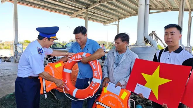 Vùng Cảnh sát biển 2 tuyên truyền IUUcho hơn 100 ngư dân phường Thuận An, thành phố Huế - Ảnh 5.