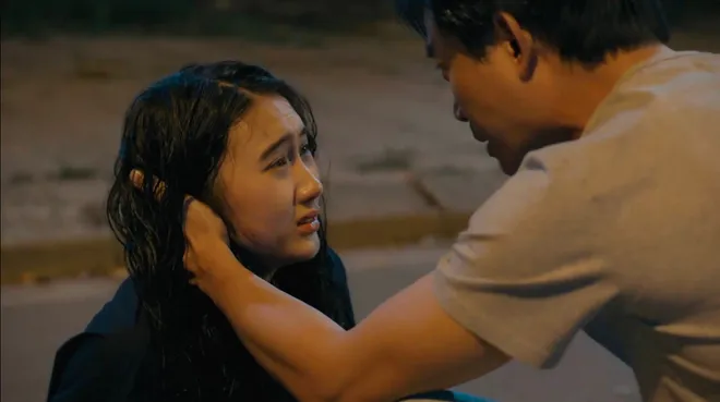 Dưới ô cửa sáng đèn - Tập 4: Vừa cãi nhau với vợ, Dương đã va phải cô gái lạ- Ảnh 3. Dưới ô cửa sáng đèn - Tập 4: Vừa cãi nhau với vợ, Dương đã va phải cô gái lạ- Ảnh 3.