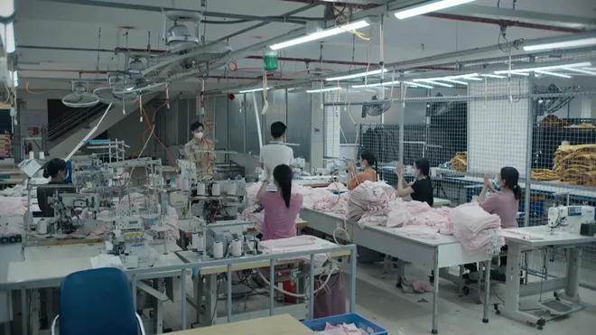 Dưới ô cửa sáng đèn - Tập 4: Vừa cãi nhau với vợ, Dương đã va phải cô gái lạ- Ảnh 10. Dưới ô cửa sáng đèn - Tập 4: Vừa cãi nhau với vợ, Dương đã va phải cô gái lạ- Ảnh 10.