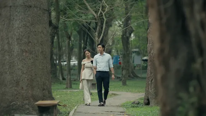 Dưới ô cửa sáng đèn - Tập 4: Vừa cãi nhau với vợ, Dương đã va phải cô gái lạ- Ảnh 11. Dưới ô cửa sáng đèn - Tập 4: Vừa cãi nhau với vợ, Dương đã va phải cô gái lạ- Ảnh 11.