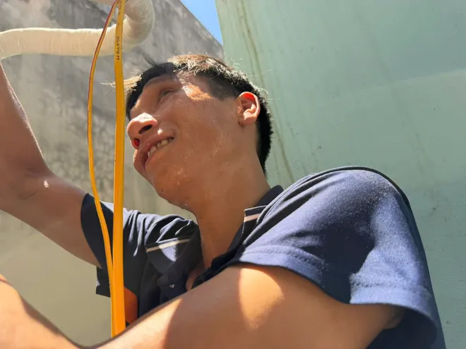 Hà Nội nắng nóng gay gắt: Người dân chật vật mưu sinh, trẻ nhỏ đối mặt nhiều nguy cơ - Ảnh 11.