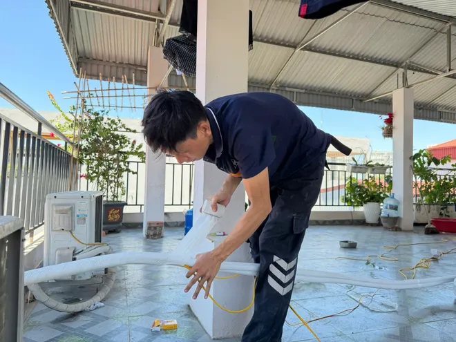 Hà Nội nắng nóng gay gắt: Người dân chật vật mưu sinh, trẻ nhỏ đối mặt nhiều nguy cơ - Ảnh 13.