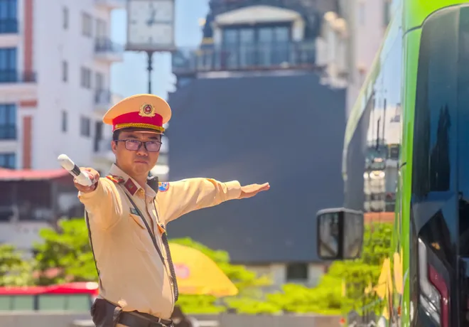 Nắng nóng như "chảo lửa", CSGT bám đường giữ gìn TTATGT - Ảnh 9.