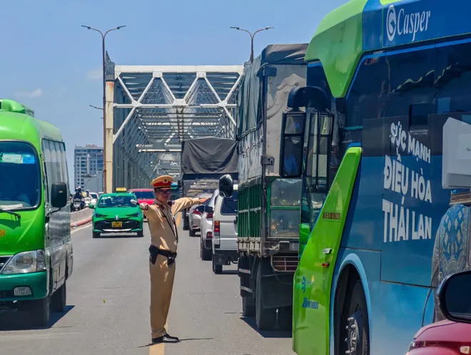 Nắng nóng như "chảo lửa", CSGT bám đường giữ gìn TTATGT - Ảnh 10.