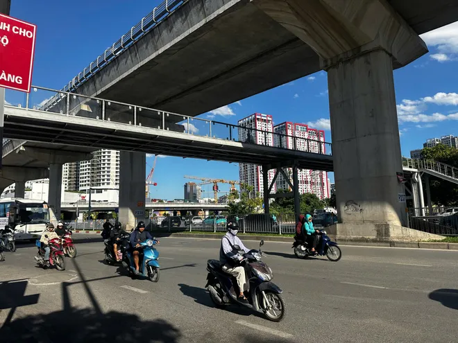 Hà Nội nắng nóng gay gắt: Người dân chật vật mưu sinh, trẻ nhỏ đối mặt nhiều nguy cơ - Ảnh 22.