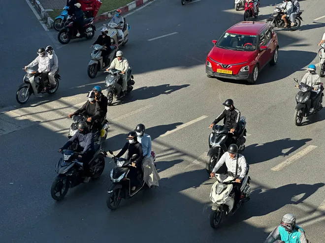 Hà Nội nắng nóng gay gắt: Người dân chật vật mưu sinh, trẻ nhỏ đối mặt nhiều nguy cơ - Ảnh 26.