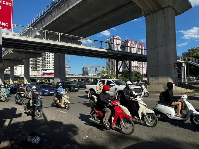 Hà Nội nắng nóng gay gắt: Người dân chật vật mưu sinh, trẻ nhỏ đối mặt nhiều nguy cơ - Ảnh 20.