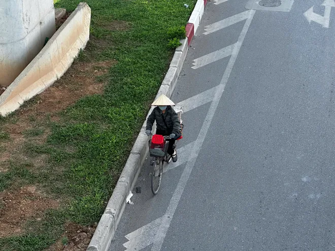 Hà Nội nắng nóng gay gắt: Người dân chật vật mưu sinh, trẻ nhỏ đối mặt nhiều nguy cơ - Ảnh 9.