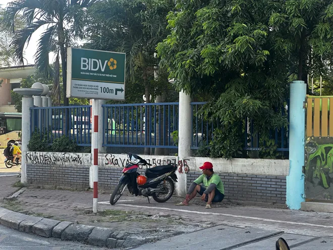Hà Nội nắng nóng gay gắt: Người dân chật vật mưu sinh, trẻ nhỏ đối mặt nhiều nguy cơ - Ảnh 8.