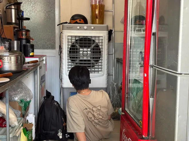 Hà Nội nắng nóng gay gắt: Người dân chật vật mưu sinh, trẻ nhỏ đối mặt nhiều nguy cơ - Ảnh 18.