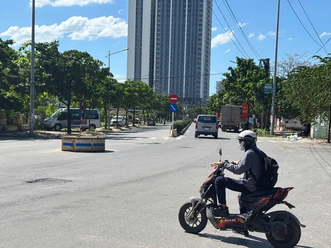 Hà Nội nắng nóng gay gắt: Người dân chật vật mưu sinh, trẻ nhỏ đối mặt nhiều nguy cơ - Ảnh 6.