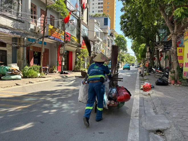 Hà Nội nắng nóng gay gắt: Người dân chật vật mưu sinh, trẻ nhỏ đối mặt nhiều nguy cơ - Ảnh 7.