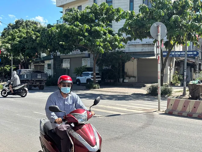 Hà Nội nắng nóng gay gắt: Người dân chật vật mưu sinh, trẻ nhỏ đối mặt nhiều nguy cơ - Ảnh 5.